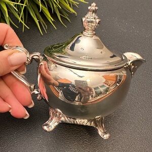 ElegantSilver plated set of sugar bowl and milk jug.International silver company